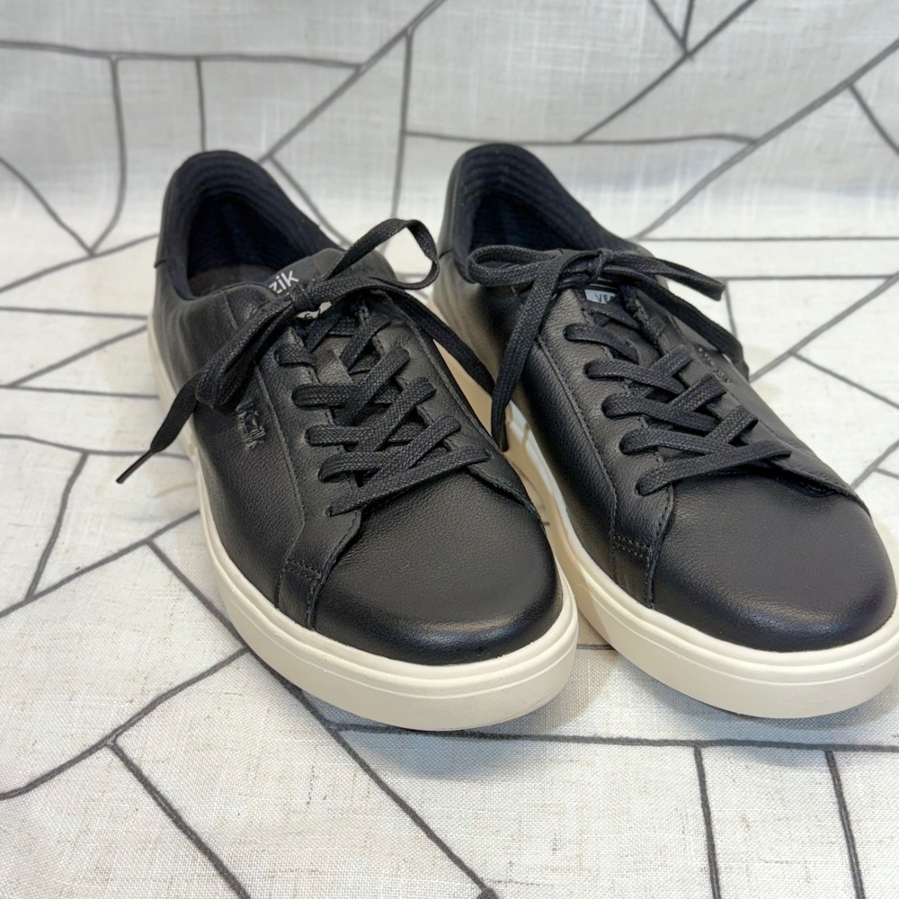 Kizik‎ Vegas Sneakers Size 9.5 Black Leather Hands-Free Low Top Shoes